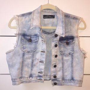 Denim Sleevless Lightwash Jacket Slightly Cropped